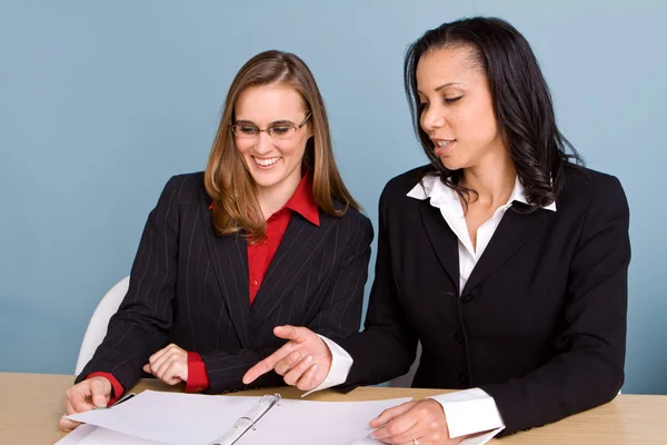 Glücklich selbstbewusste Geschäftsfrauen, die bei der Arbeit lächeln — Stockfoto