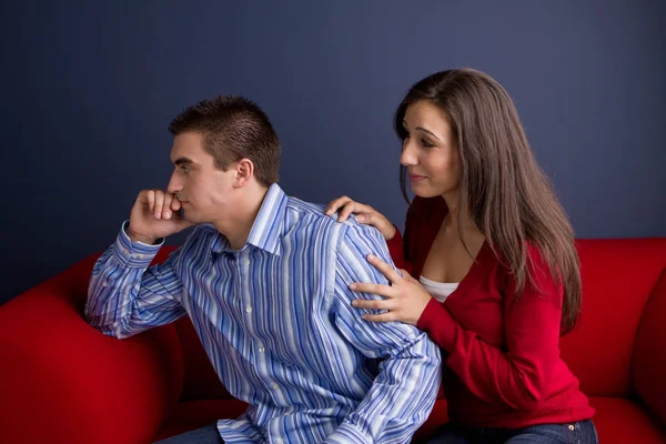 Pareja discutiendo y teniendo problemas de relación . — Foto de Stock