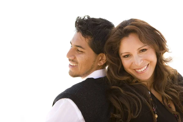 Vackra spansktalande par skrattar och ler. — Stockfoto