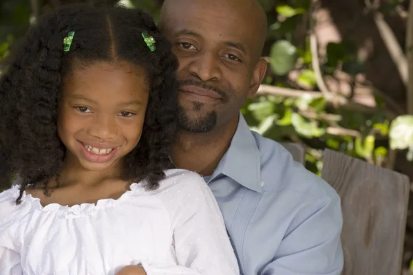 El padre afroamericano y su hija . —  Fotos de Stock
