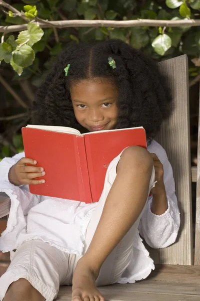Schöne junge afrikanisch-amerikanische Mädchen. — Stockfoto