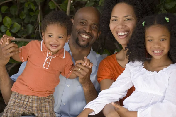 Afro-amerikai anya és apa és a gyerekek. — Stock Fotó