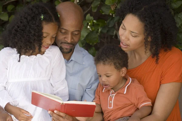 Mãe e pai afro-americanos e seus filhos . — Fotografia de Stock