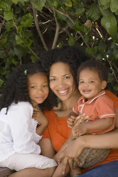 Afrikanisch-amerikanische Mutter und ihre Kinder. — Stockfoto