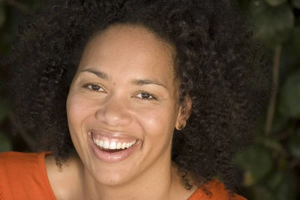 Glad självsäkra kvinnan African American leende. — Stockfoto