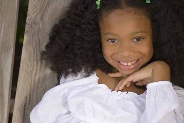 Bela jovem afro-americana menina . — Fotografia de Stock