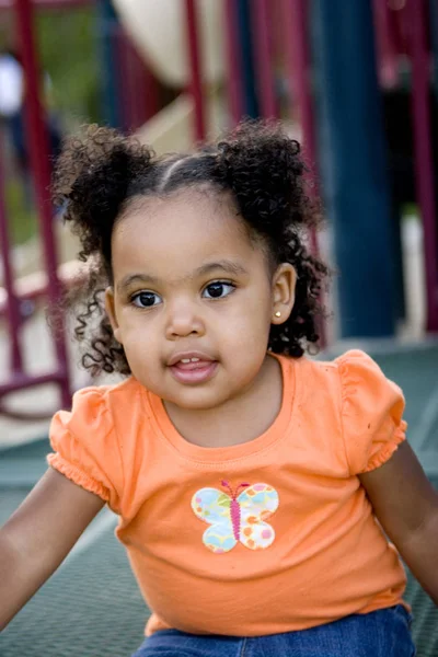 Lilla biracial flicka som leker på park. — Stockfoto