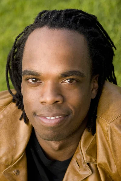 Elegante hombre afroamericano con rastas . — Foto de Stock