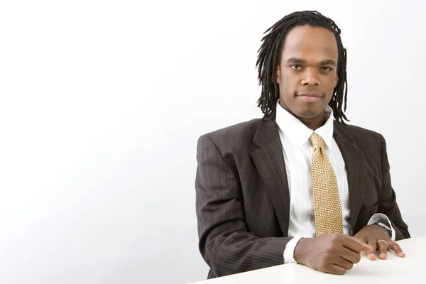 Elegante rastas hombre de negocios aislado en blanco . — Foto de Stock