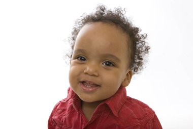 Şirin Afro-Amerikan küçük çocuk üzerinde beyaz izole.