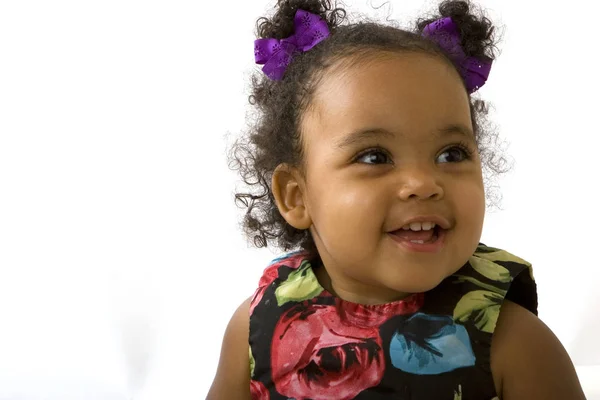 Niña sonriendo aislada en blanco . — Foto de Stock