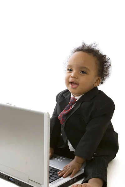 Menino afro-americano navegando na internet . — Fotografia de Stock