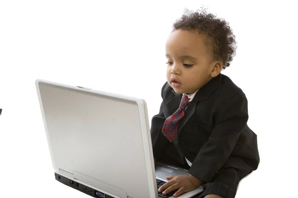 Niño afroamericano navegando por internet . — Foto de Stock