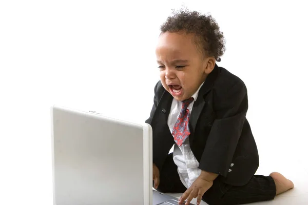 Menino afro-americano navegando na internet . — Fotografia de Stock