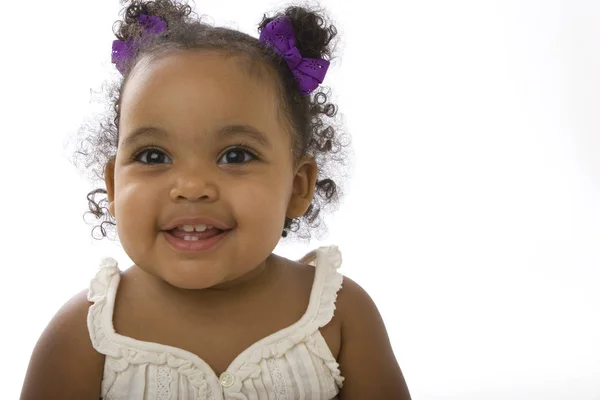 Niña sonriendo aislada en blanco . — Foto de Stock