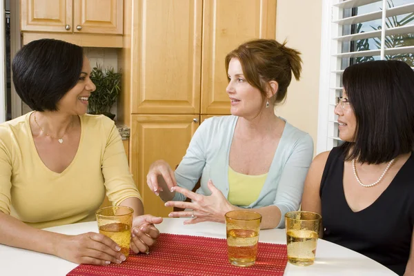 Diverse groep van vrouw lachen en praten. — Stockfoto