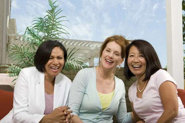 Разнообразная группа женщин смеется и разговаривает . — стоковое фото