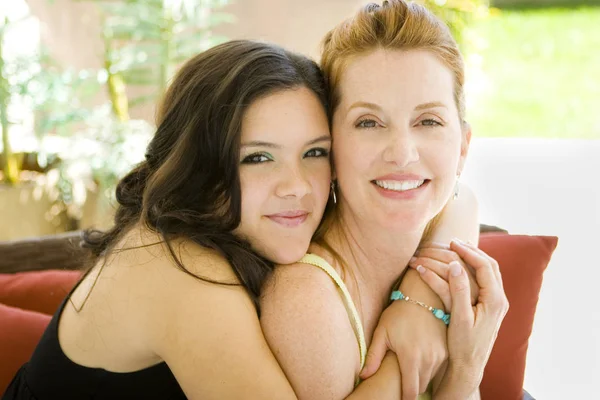 Όμορφη μητέρα και κόρη, χαμογελώντας και Αγκαλιάζοντας. — Φωτογραφία Αρχείου