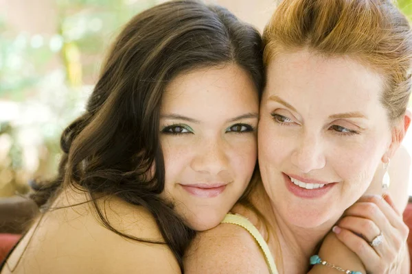 Bella madre e figlia sorridente e abbracciare . — Foto Stock