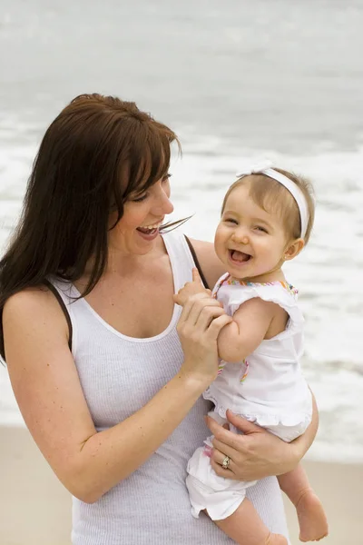 Feliz familia en la playa. Madre e hija . —  Fotos de Stock