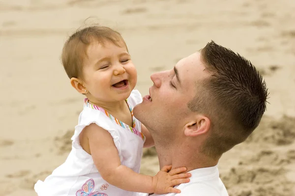 Feliz familia en la playa. Padre e hija . —  Fotos de Stock