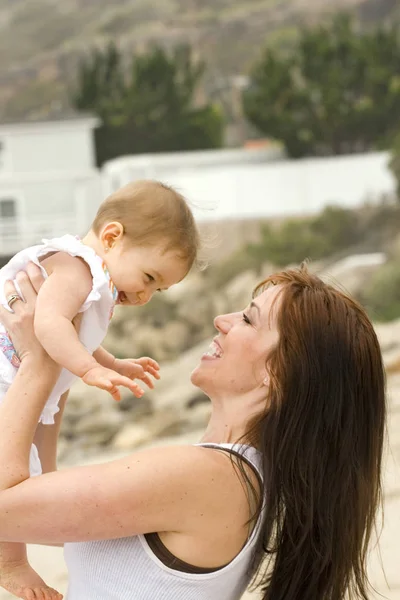 Feliz familia en la playa. Madre e hija . —  Fotos de Stock