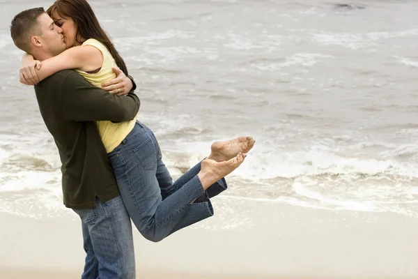 Couple share romantic moments on the beach. — Stock Photo, Image