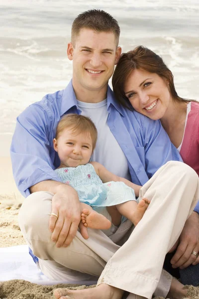 Jong gezin plezier buiten op het strand. — Stockfoto
