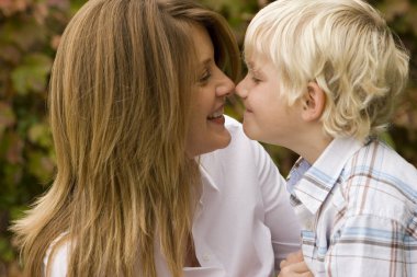 Mutlu anne oğlu dışında sarılma.