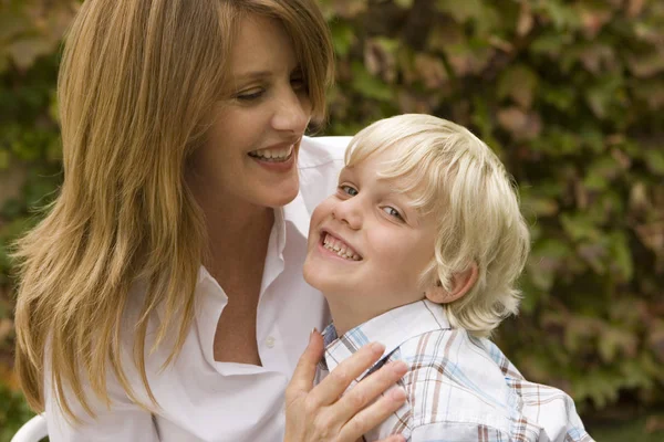 Szczęśliwą matką przytulanie syna poza. — Zdjęcie stockowe