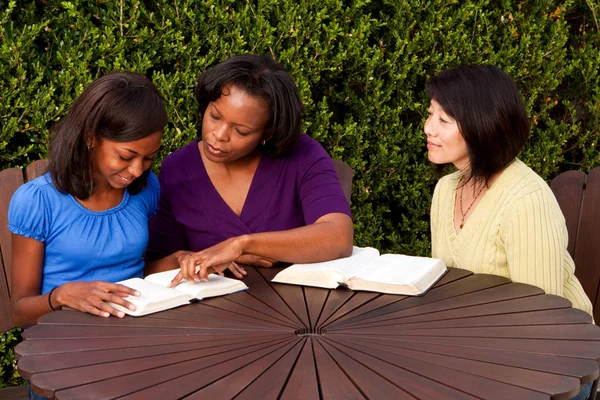 Donna mentoing un afro-americano adolescente . — Foto Stock