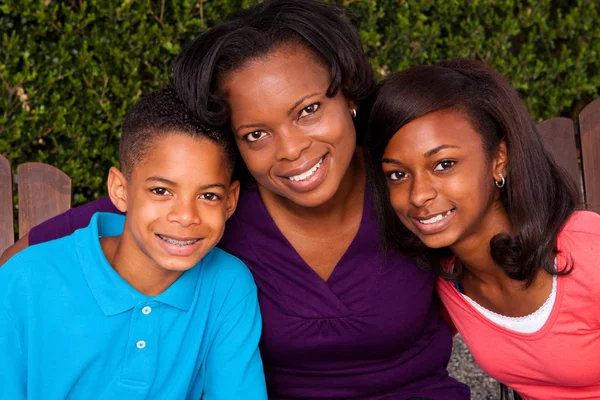 Afrika kökenli Amerikalı anne ve çocukları. — Stok fotoğraf