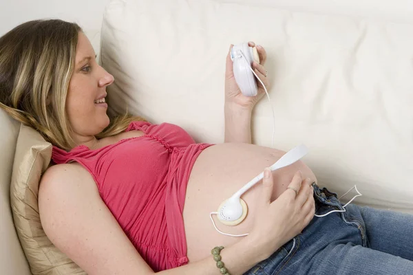 Mujer embarazada monitorea a su hijo nonato . —  Fotos de Stock