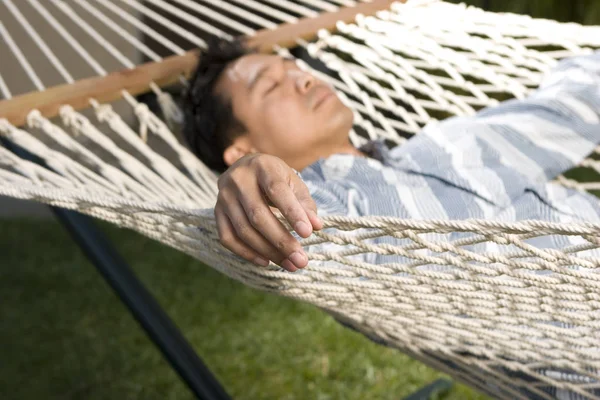 Asiatique homme détente dans un hamac — Photo