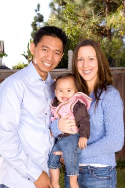 Biracial mutlu bir aile portresi.