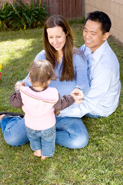 Retrato de una familia birracial feliz . — Foto de Stock