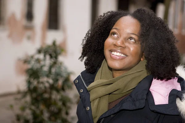 African American woman går utanför på vintern. — Stockfoto