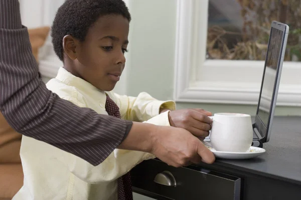 Niño trabajando en la computadora en casa . —  Fotos de Stock