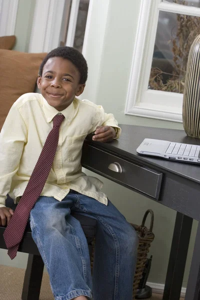 Menino trabalhando no computador em casa . — Fotografia de Stock