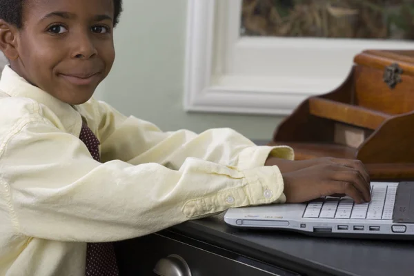 Menino trabalhando no computador em casa . — Fotografia de Stock