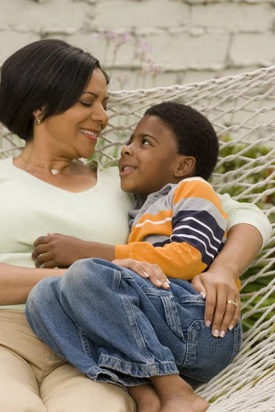 Mamá y su hijo relajándose en una hamaca . —  Fotos de Stock