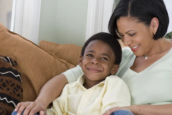 Mutter und Sohn kuscheln auf dem Sofa. — Stockfoto