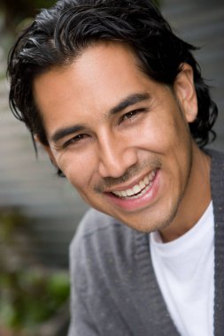 Gülümseyen ve ayakta dışında mutlu İspanyol adam.