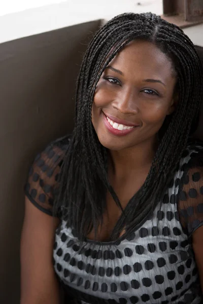 Glad självsäkra afroamerikanska kvinnan ler. — Stockfoto