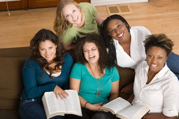 Grupo diverso de mulheres estudando juntas . — Fotografia de Stock
