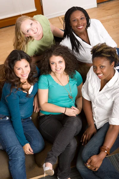 Olika grupper av kvinnor studerar tillsammans. — Stockfoto