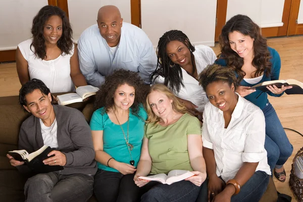 Bunte Gruppe von Frauen, die zusammenarbeiten. — Stockfoto