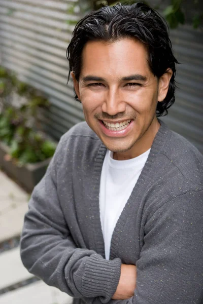 Gülümseyen ve ayakta dışında mutlu İspanyol adam.