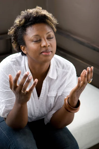 African American woman i djupa tankar be. — Stockfoto