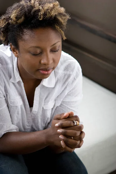 Mujer afroamericana en profundo pensamiento rezando . — Foto de Stock